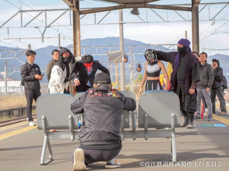 駅ホームで撮影されたアクションシーン（写真提供：近江鉄道映画製作実行委員会）