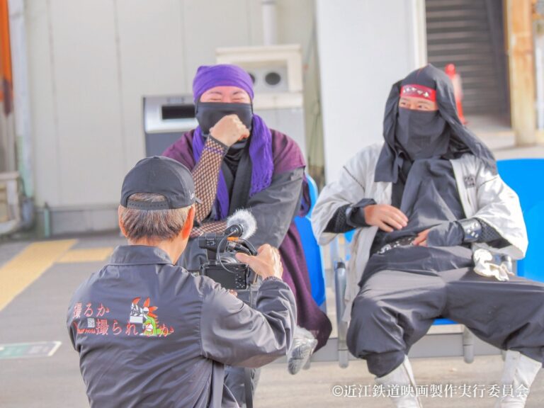 撮影の合間の出演者とスタッフ（写真提供：近江鉄道映画製作実行委員会）