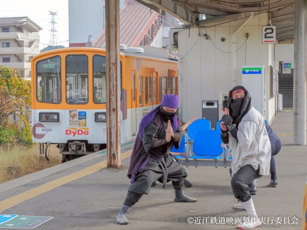 近江鉄道の駅ホームで構える忍者（写真提供：近江鉄道映画製作実行委員会）