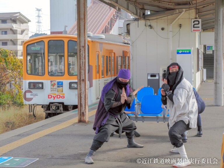 近江鉄道の駅ホームで構える忍者（写真提供：近江鉄道映画製作実行委員会）