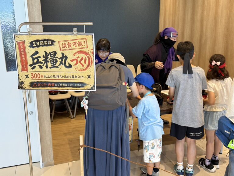 兵糧丸づくり体験の受付に並ぶ来場者