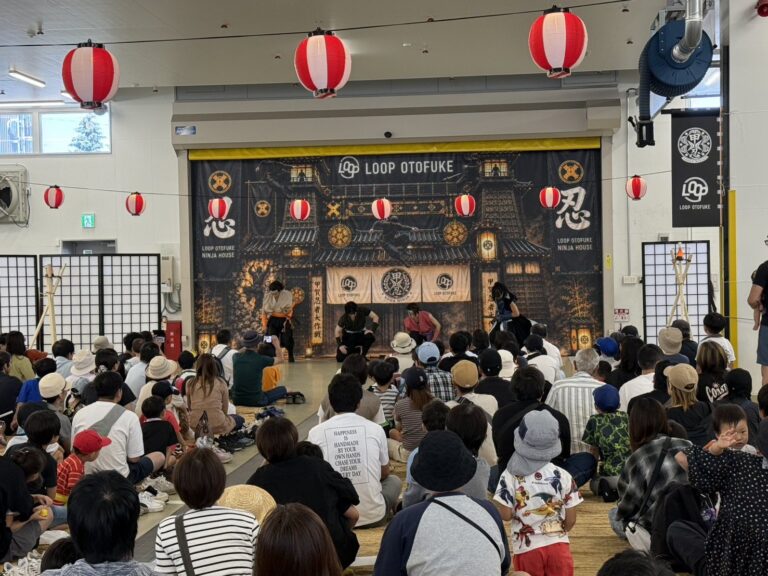 満員の客席を前に上演された忍者ショー