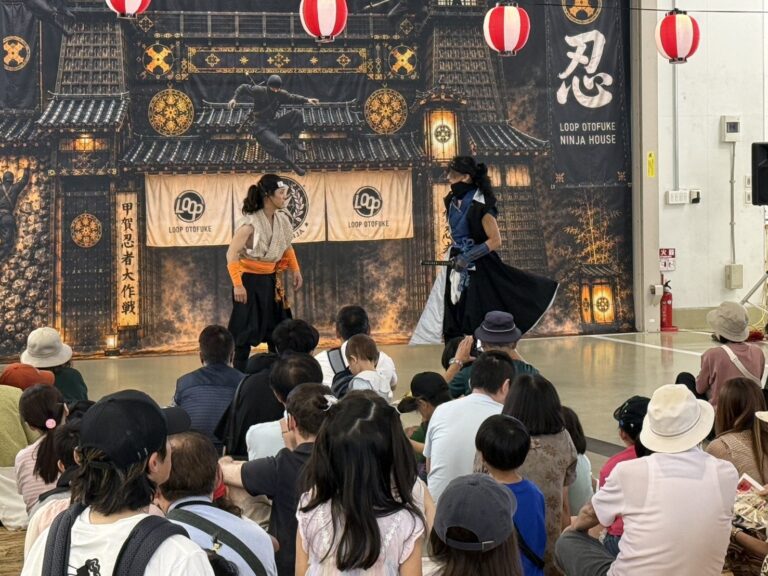 忍者屋敷の背景幕を使った忍者ショーの舞台