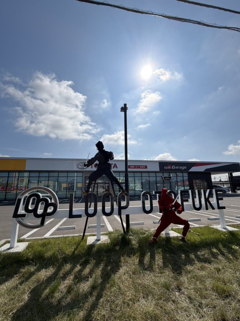 LOOP OTOFUKE のサイン看板の上で構える忍者