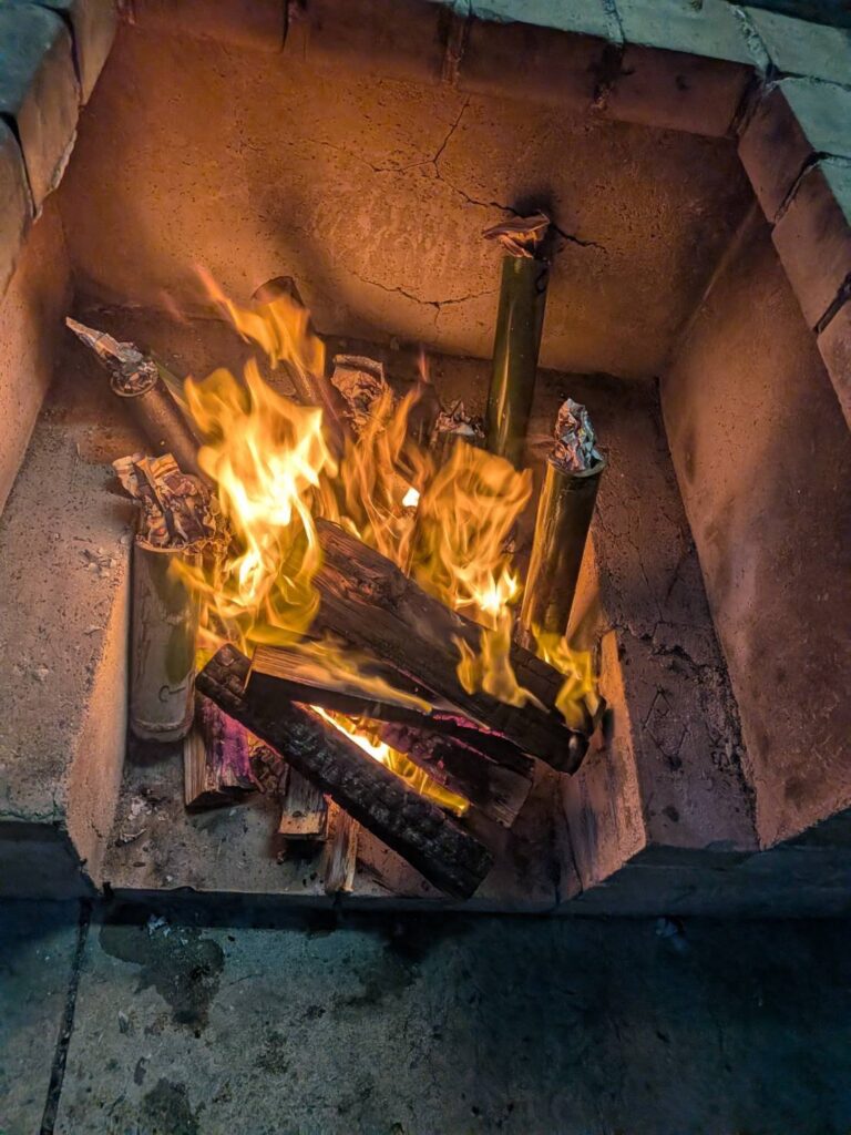 竹筒でご飯を炊く