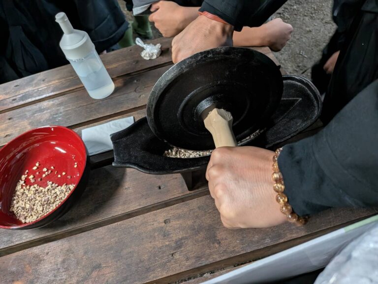 薬研で兵糧丸の材料を挽く
